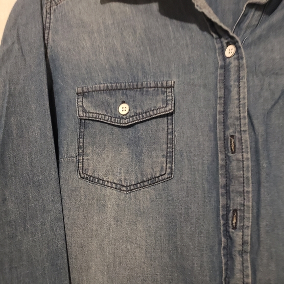 TORRID MEDIUM WASH DENIM BUTTON-DOWN SHIRT..SIZE:0 - Picture 9 of 12